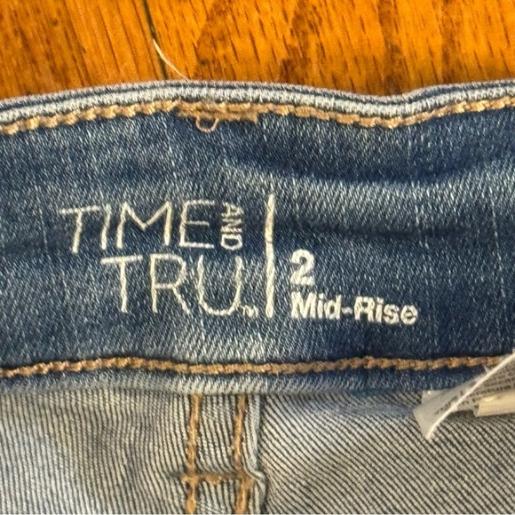 Time and Tru Blue Jean Shorts Women’s Size 2 - Picture 3 of 5